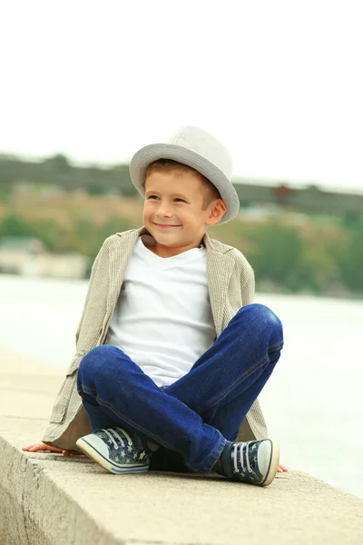 Маленький мальчик на берегу реки — стоковое фото
