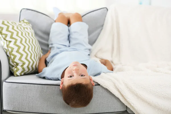 Niño sentado en el sofá —  Fotos de Stock