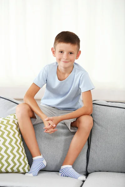 Μικρό αγόρι που κάθεται στον καναπέ — Φωτογραφία Αρχείου