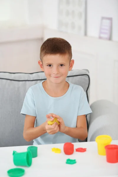 Liten pojke formar från modellera — Stockfoto