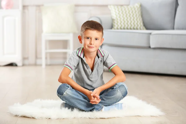 Küçük çocuk halı üzerinde oturan — Stok fotoğraf