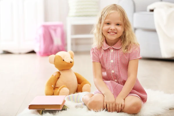 Kleines Mädchen im Zimmer — Stockfoto