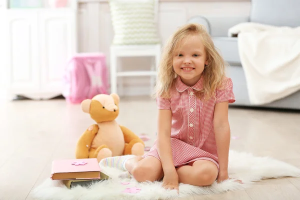 Kleines Mädchen im Zimmer — Stockfoto