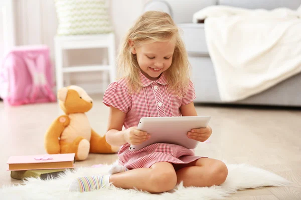 Kleines Mädchen mit Tablet — Stockfoto