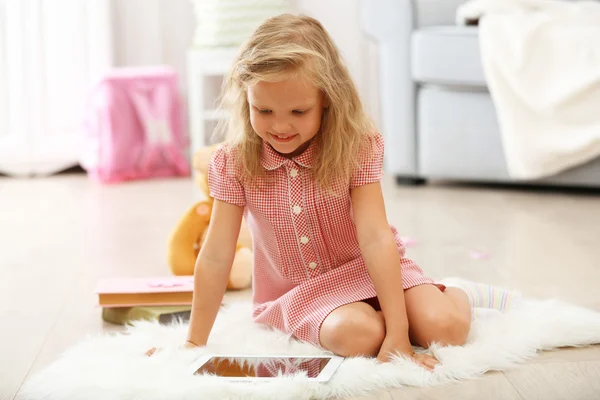 Little girl with tablet — Stock Photo, Image