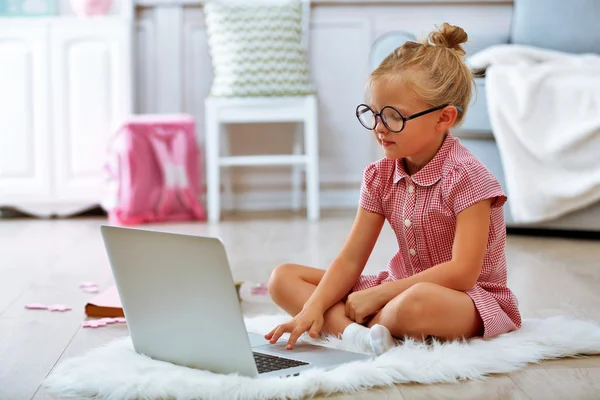 Niña con portátil — Foto de Stock