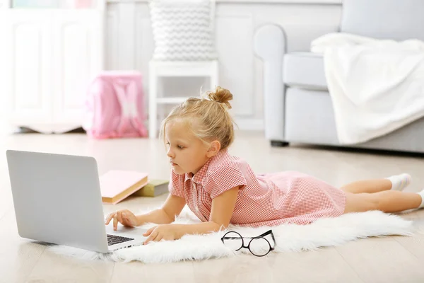 Klein meisje met laptop — Stockfoto