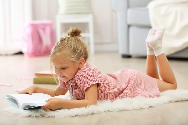 Bambina lettura libro — Foto Stock