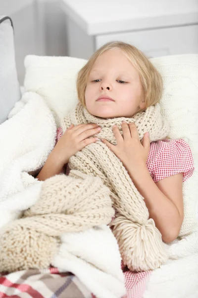 Маленька дівчинка з болем у горлі — стокове фото