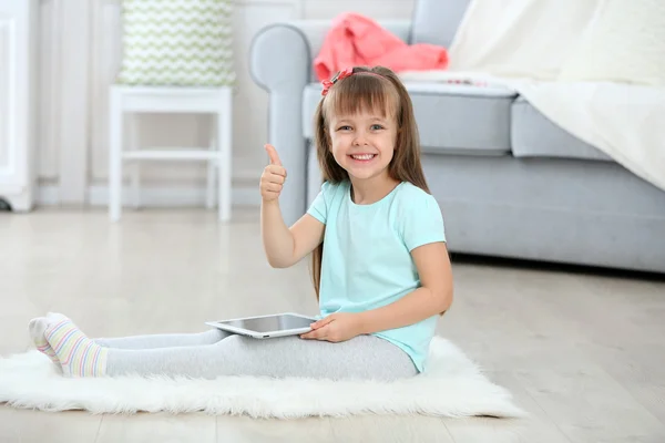 Menina bonito pouco com tablet digital — Fotografia de Stock