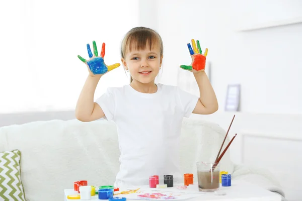 Meisje met handen in verf — Stockfoto