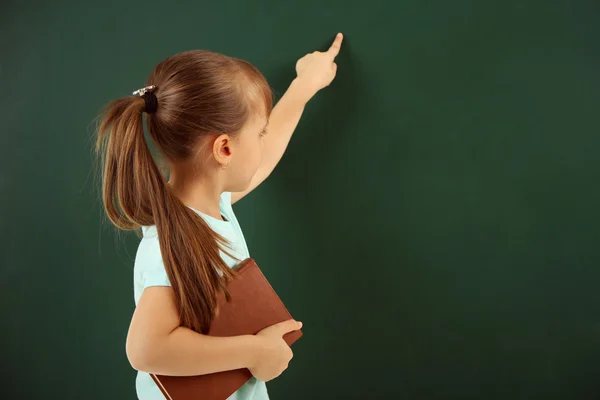 Vacker liten flicka med bok — Stockfoto