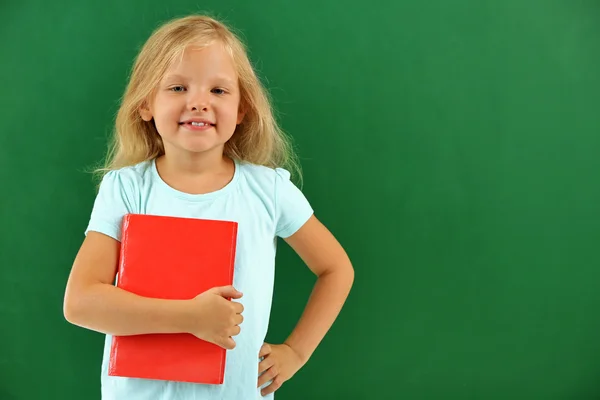 Vacker liten flicka med bok — Stockfoto