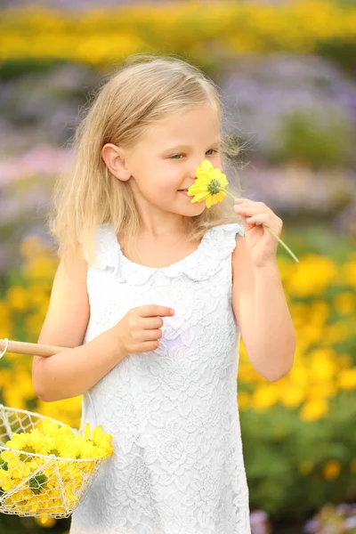 Fille heureuse marche dans le parc — Photo