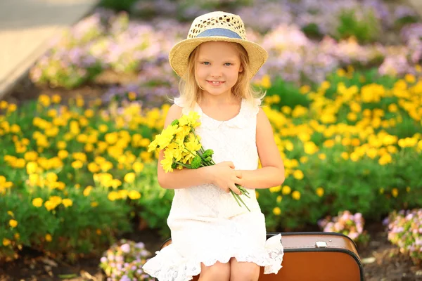 Fille heureuse marche dans le parc — Photo