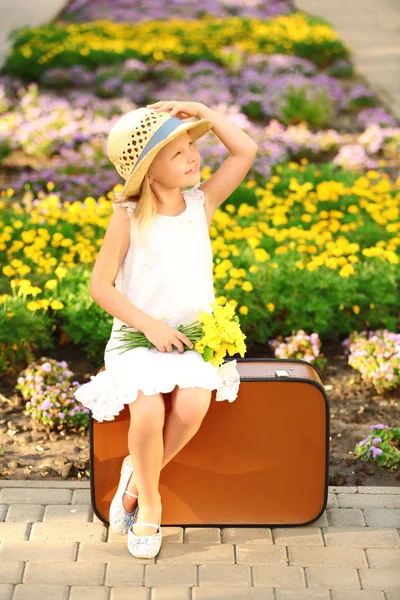 Happy girl walking in park — Stock Photo, Image