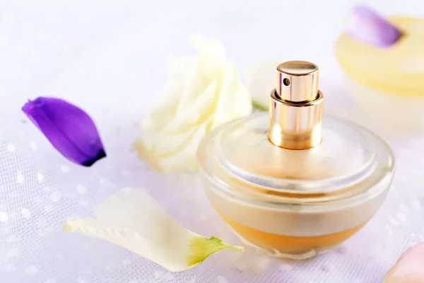 Flasche Parfüm und Rosenblätter — Stockfoto