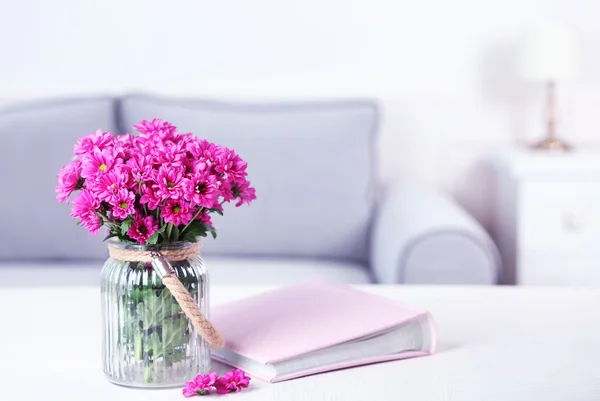 ดอกไม้ที่สวยงามในแจกัน — ภาพถ่ายสต็อก
