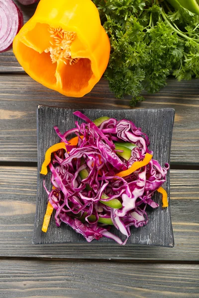 Kırmızı lahana ve maydanoz salatası