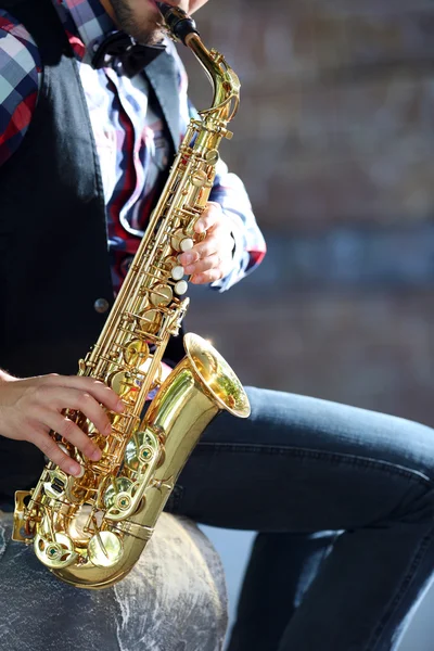 Knappe jonge man speelt sax buitenshuis, dicht omhoog — Stockfoto