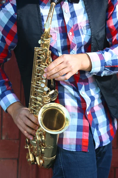 Saxofonista toca jazz, de perto — Fotografia de Stock