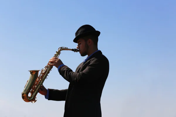 Saxofonista joga no cais — Fotografia de Stock