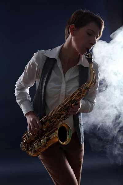 Attraktiv kvinna spelar saxofon — Stockfoto