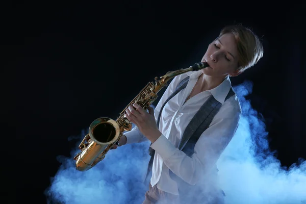 Mujer atractiva toca el saxofón — Foto de Stock