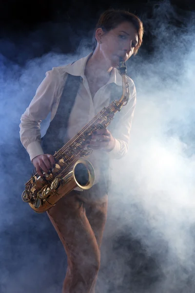 Mulher atraente toca saxofone — Fotografia de Stock