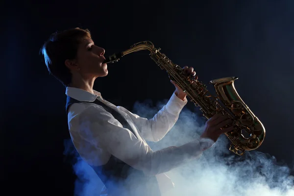 Belle femme joue du saxophone — Photo