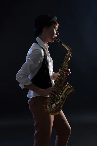 Mujer atractiva toca el saxofón —  Fotos de Stock