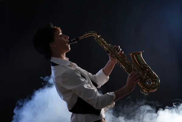 Belle femme joue du saxophone — Photo