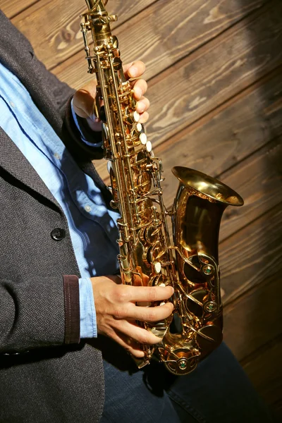 Młody mężczyzna gra na saksofonie — Zdjęcie stockowe