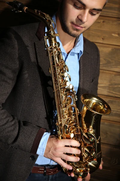 Musiker med sax på trä bakgrund, närbild — Stockfoto