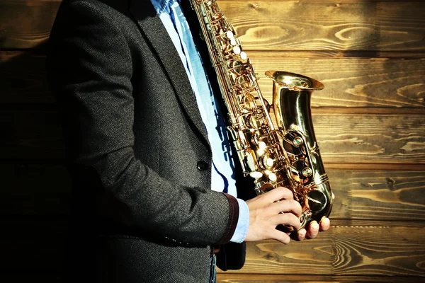 Mladý muž hraje na saxofon — Stock fotografie