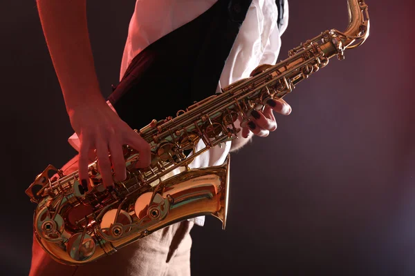 Saxofón en manos femeninas —  Fotos de Stock