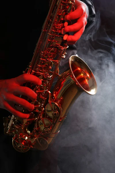 Músico em camisa preta com sax — Fotografia de Stock