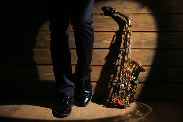 Músico de pie con saxo — Foto de Stock