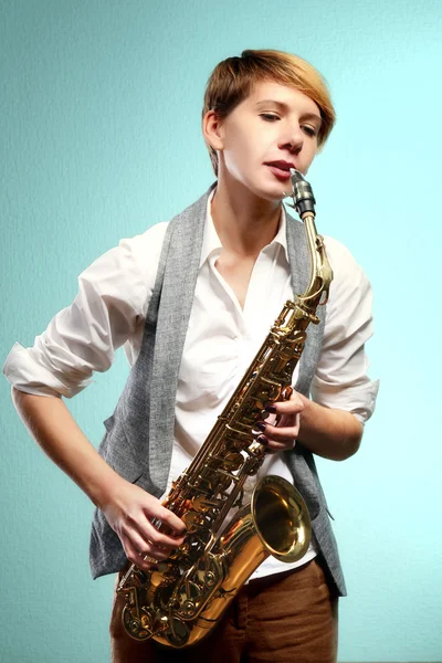 예쁜 여 자가 saxophon에서 음악 재생 — 스톡 사진