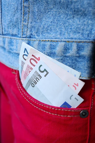 Банкноти євро в джинсах — стокове фото