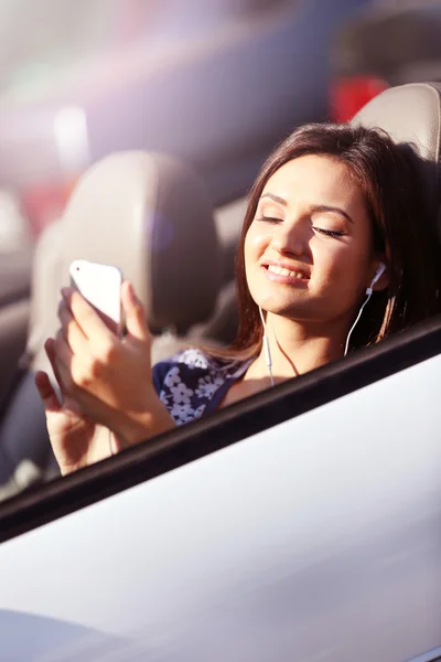 Mujer joven en coche — Foto de Stock