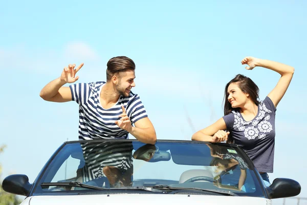 Couple en voiture cabriolet — Photo