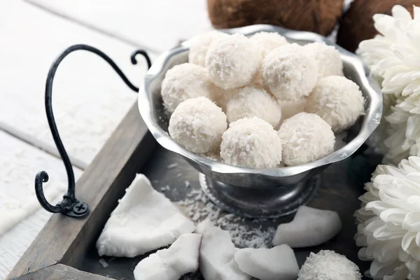 Dolci fatti in casa in fiocchi di cocco e cocco fresco su vassoio, primo piano — Foto Stock