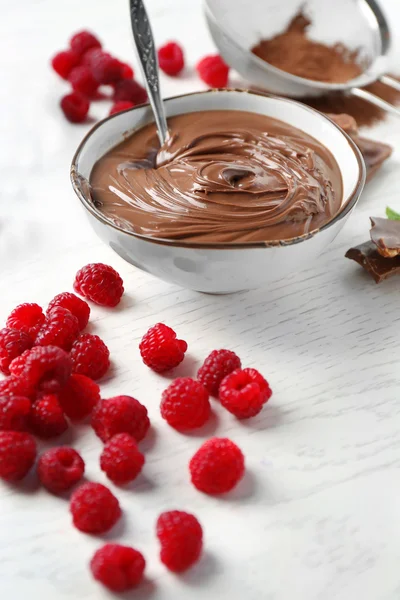 Schöne Komposition mit Schokoladencreme und Himbeeren — Stockfoto