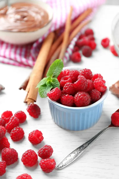 Bella composizione con crema di cioccolato e lamponi — Foto Stock