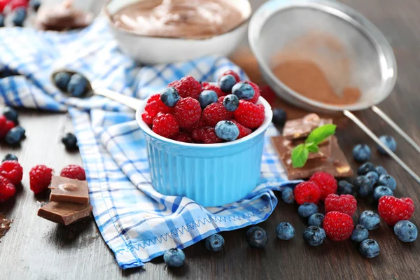 Beautiful composition with chocolate cream and ripe berries — Stock Photo, Image