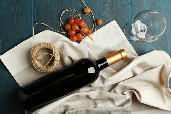 Láhev vína a hroznů — Stock fotografie