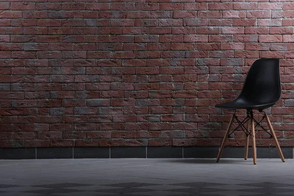 Chaise sur mur de briques — Photo