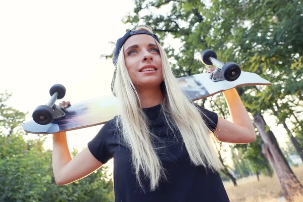 Vrouw met schaatsen board — Stockfoto