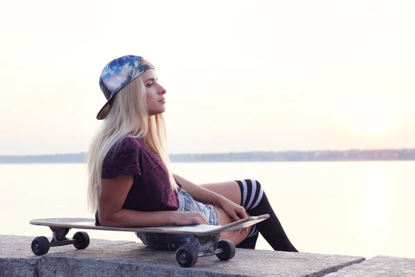 Vrouw met schaatsen board — Stockfoto